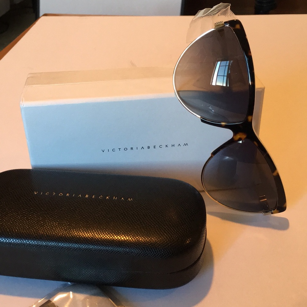 Victoria Beckham Cat Eye Tortoiseshell Sunglasses - Picture 6 of 8